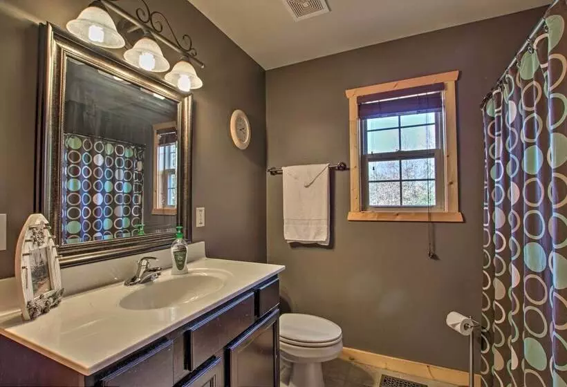 Updated Rural Retreat In New Haven Near Vineyards!