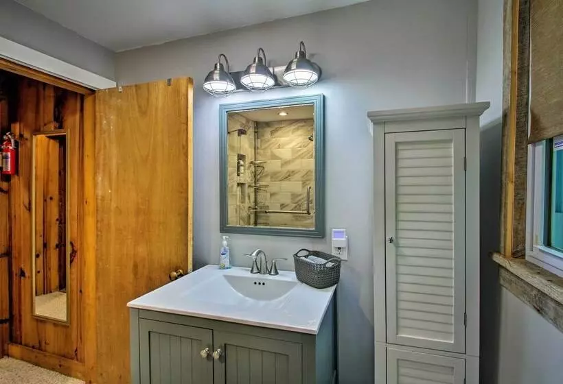 Waterfront Sebago Lake Cottage W/dock + Beach