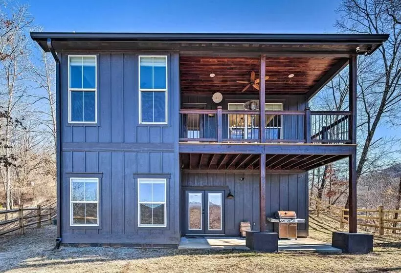 Waynesville House: Fire Pit + Mountain Views!
