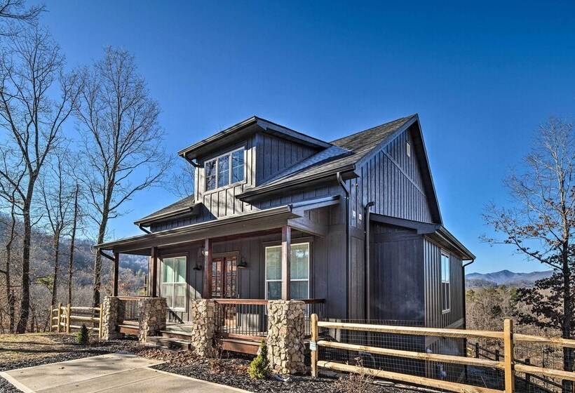 Waynesville House: Fire Pit + Mountain Views!