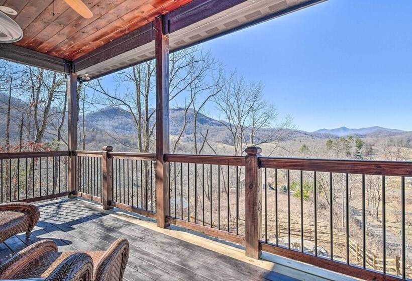 Waynesville House: Fire Pit + Mountain Views!
