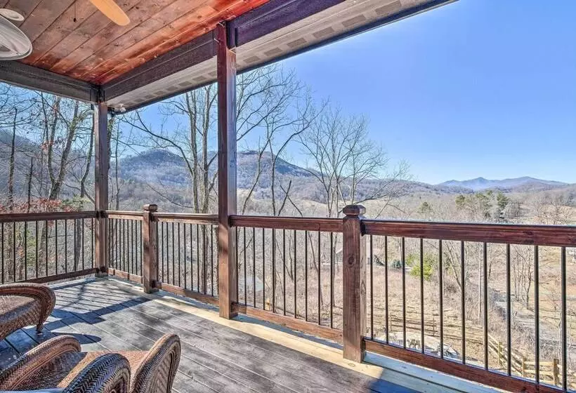 Waynesville House: Fire Pit + Mountain Views!