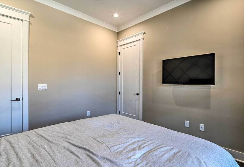 Waynesville House: Fire Pit + Mountain Views!