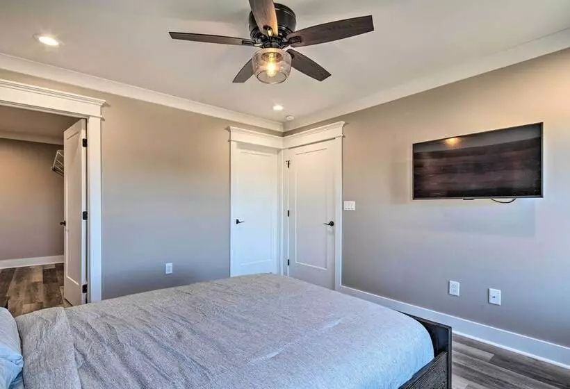 Waynesville House: Fire Pit + Mountain Views!