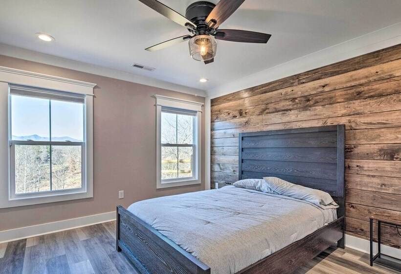 Waynesville House: Fire Pit + Mountain Views!