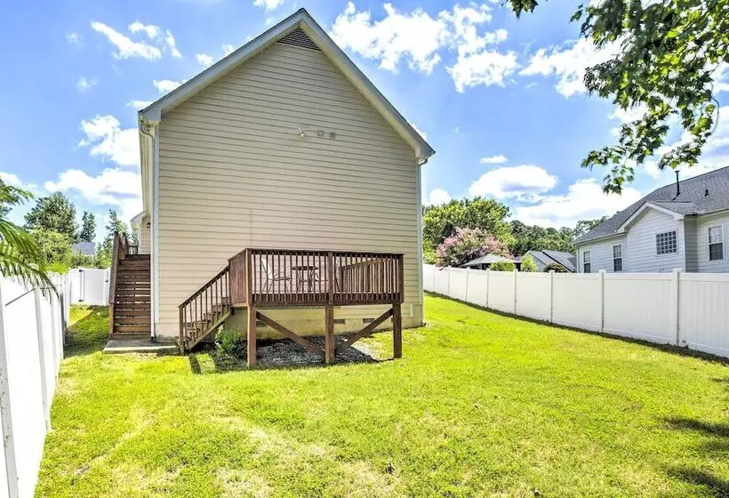 Welcoming Abode W/ Yard ~ 1 Mi To Dtwn Apex!