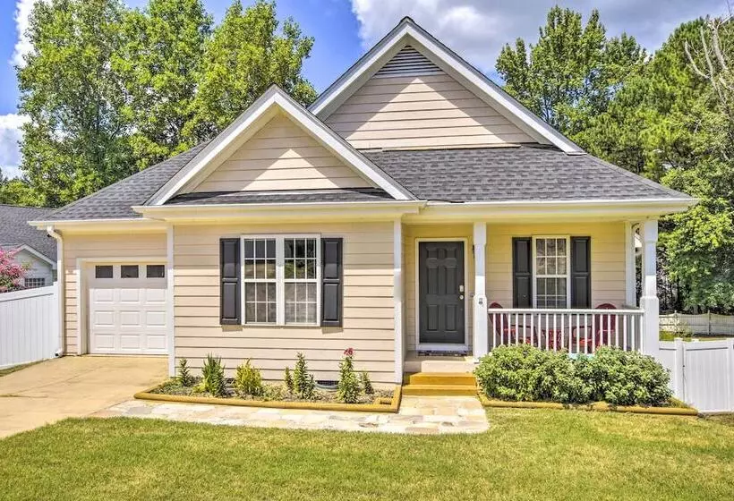 Welcoming Abode W/ Yard ~ 1 Mi To Dtwn Apex!