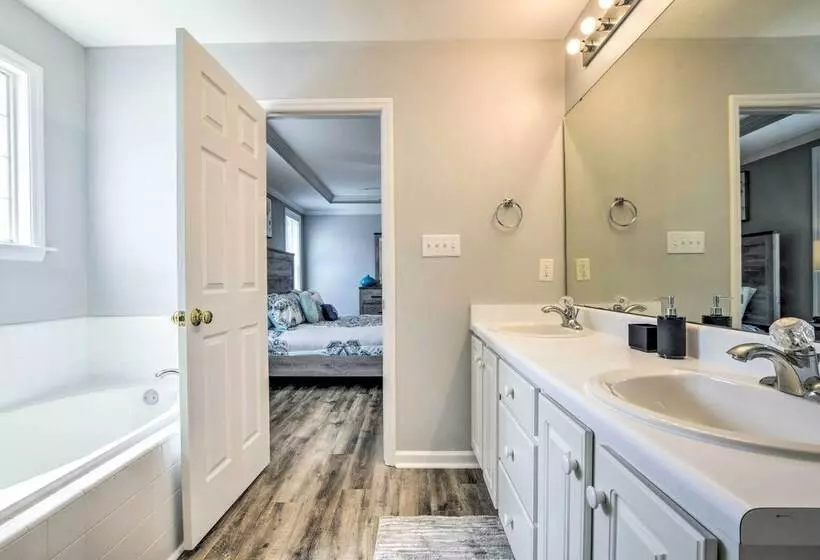 Welcoming Abode W/ Yard ~ 1 Mi To Dtwn Apex!