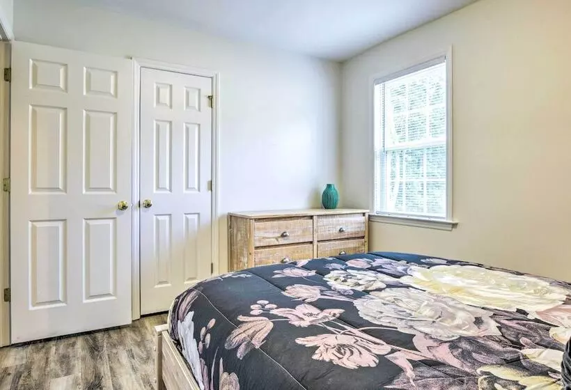 Welcoming Abode W/ Yard ~ 1 Mi To Dtwn Apex!