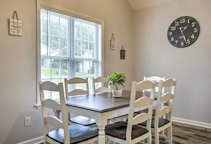 Welcoming Abode W/ Yard ~ 1 Mi To Dtwn Apex!