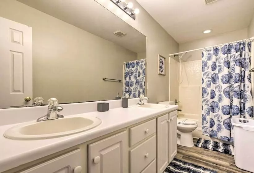 Welcoming Abode W/ Yard ~ 1 Mi To Dtwn Apex!