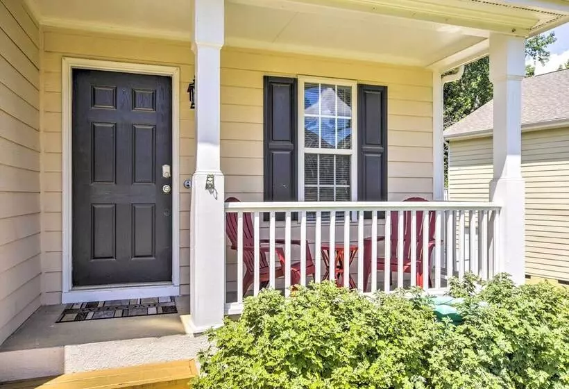 Welcoming Abode W/ Yard ~ 1 Mi To Dtwn Apex!