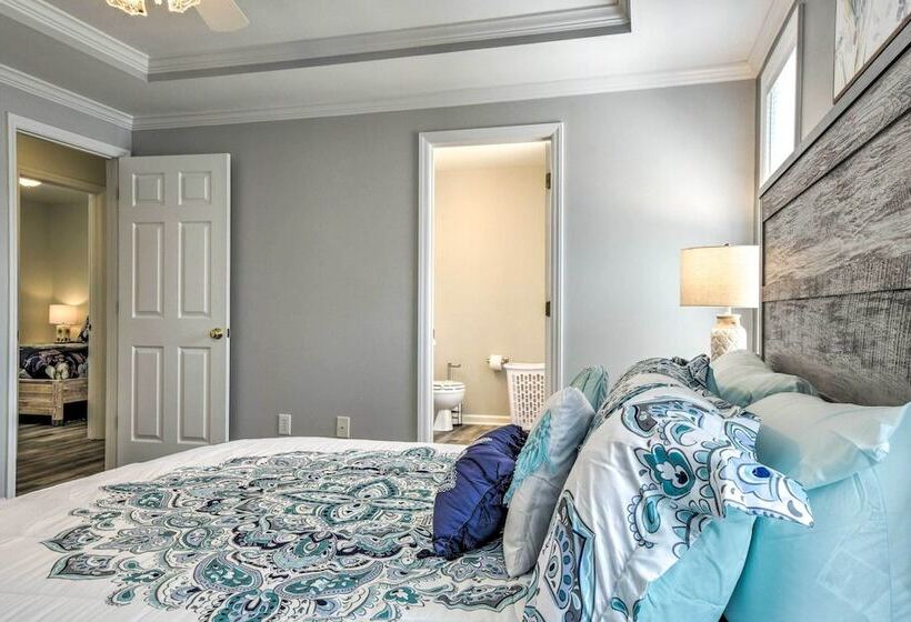 Welcoming Abode W/ Yard ~ 1 Mi To Dtwn Apex!