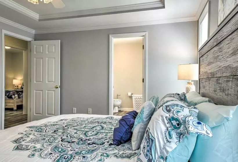 Welcoming Abode W/ Yard ~ 1 Mi To Dtwn Apex!