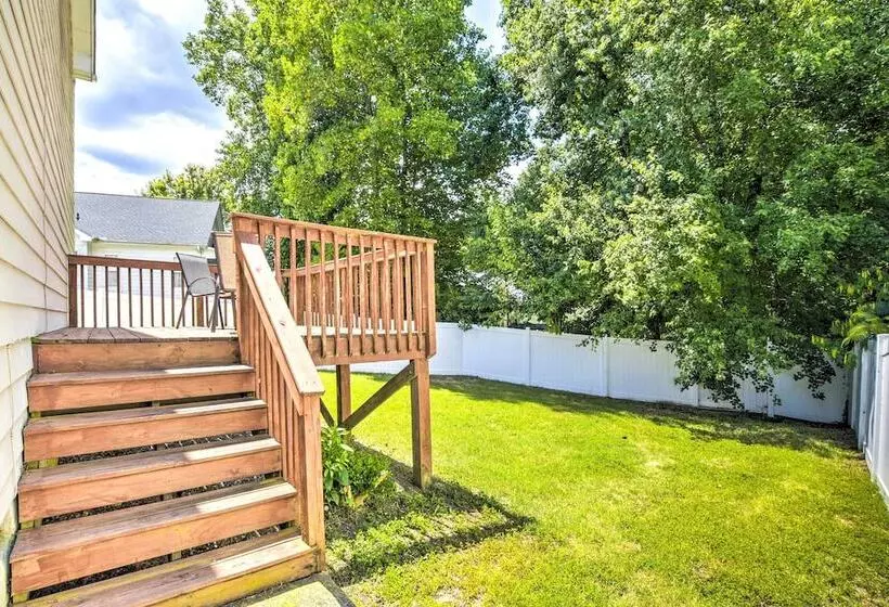 Welcoming Abode W/ Yard ~ 1 Mi To Dtwn Apex!