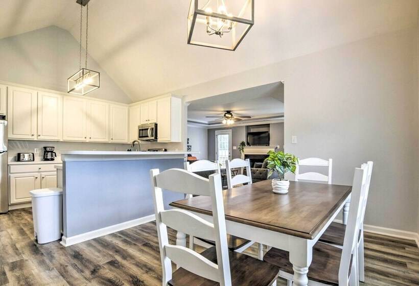 Welcoming Abode W/ Yard ~ 1 Mi To Dtwn Apex!