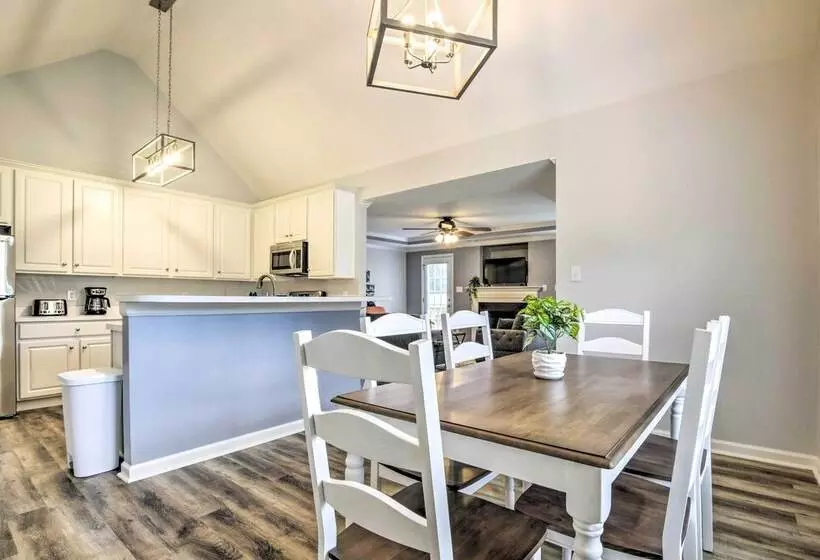 Welcoming Abode W/ Yard ~ 1 Mi To Dtwn Apex!