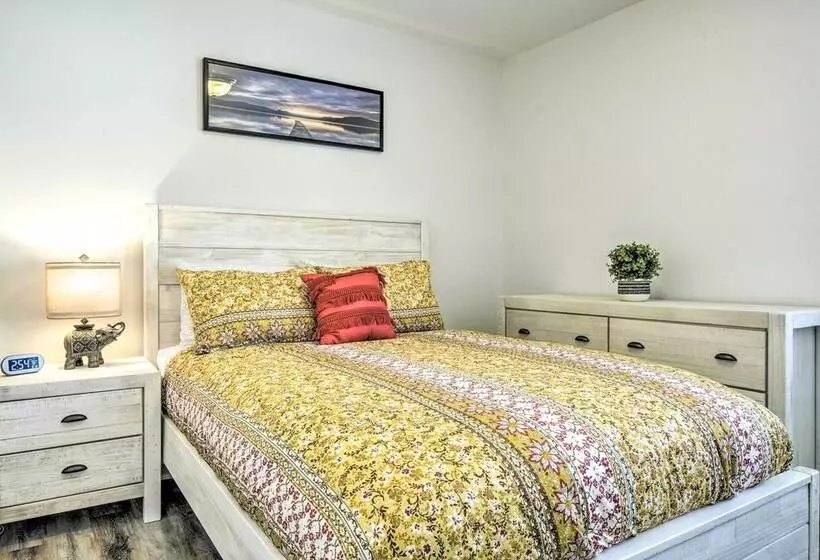 Welcoming Abode W/ Yard ~ 1 Mi To Dtwn Apex!