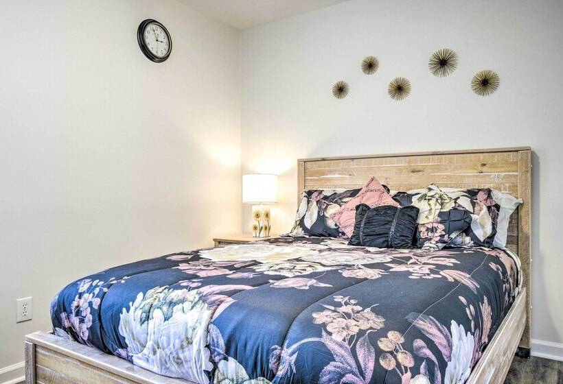 Welcoming Abode W/ Yard ~ 1 Mi To Dtwn Apex!