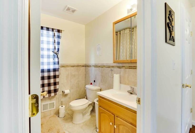 Spacious Newark Duplex In Walkable Location!