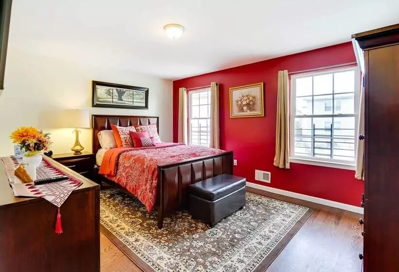 Spacious Newark Duplex In Walkable Location!