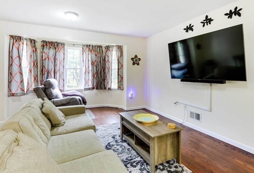 Spacious Newark Duplex In Walkable Location!