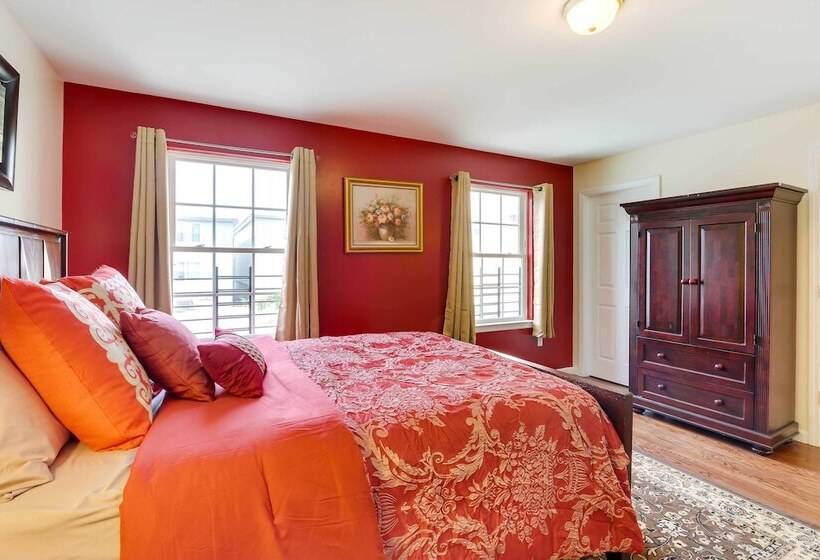 Spacious Newark Duplex In Walkable Location!