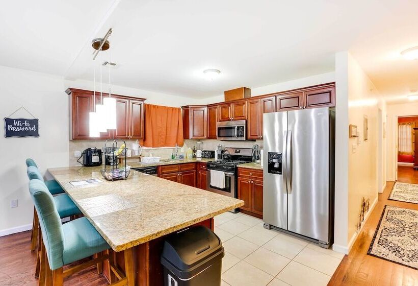 Spacious Newark Duplex In Walkable Location!