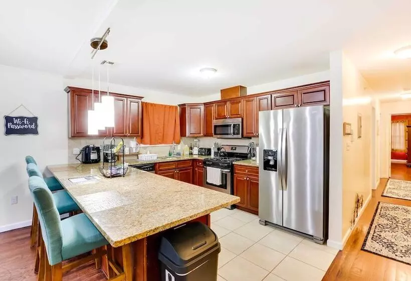Spacious Newark Duplex In Walkable Location!