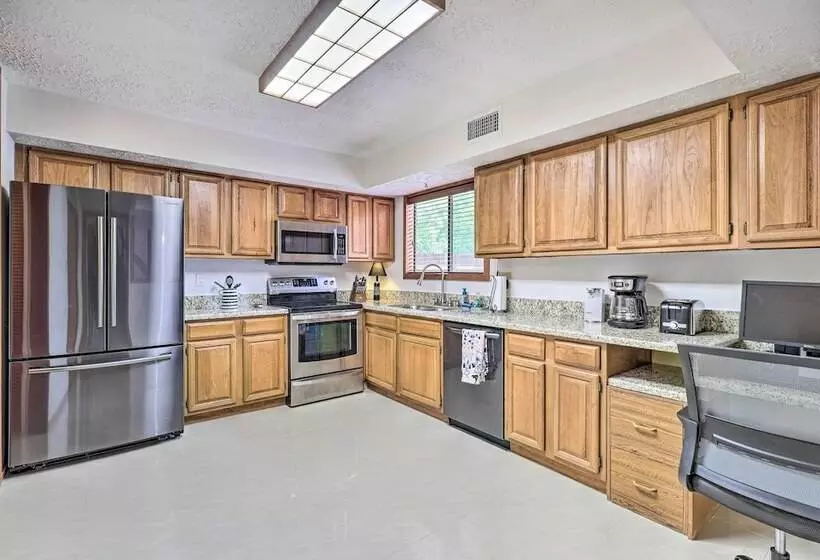 Bryan Home W/ Deck & Yard ~ 4 Mi To Texas A & M!