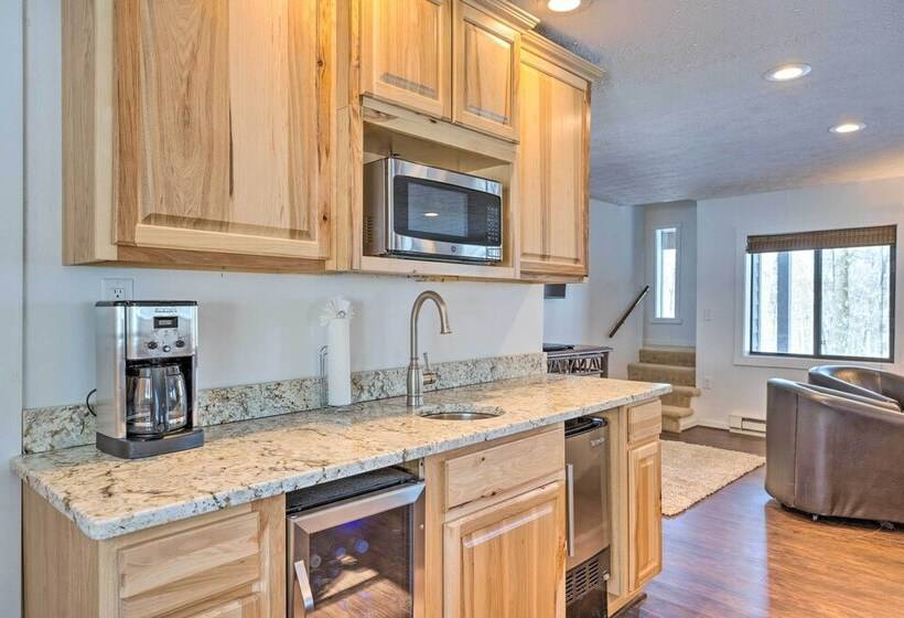 Bright Wintergreen Resort Home; Deck & Grill!