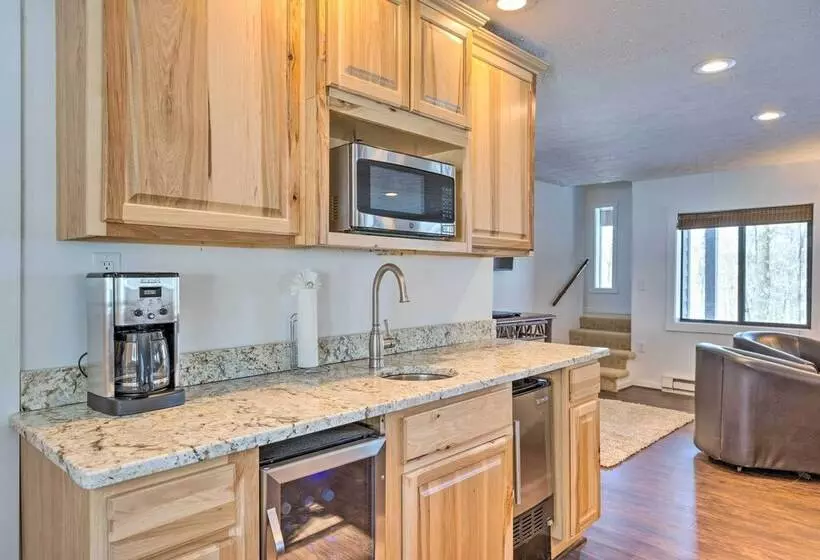 Bright Wintergreen Resort Home; Deck & Grill!