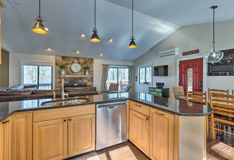 Bright Wintergreen Resort Home; Deck & Grill!