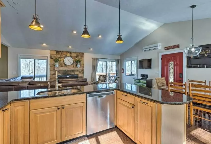 Bright Wintergreen Resort Home; Deck & Grill!