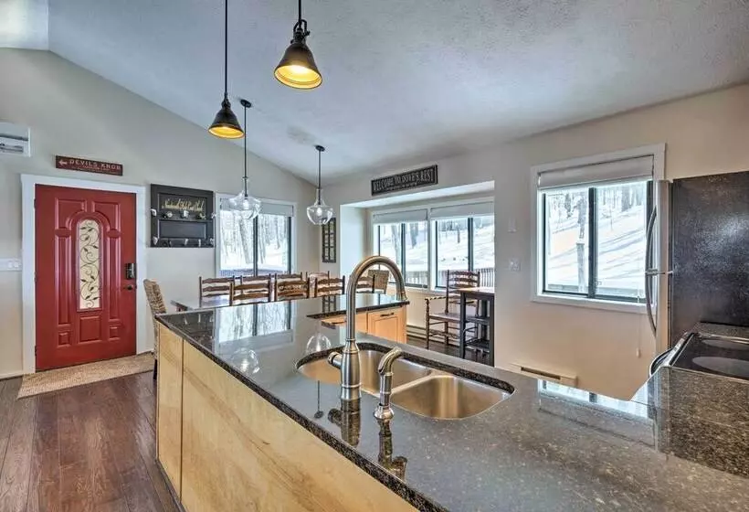 Bright Wintergreen Resort Home; Deck & Grill!