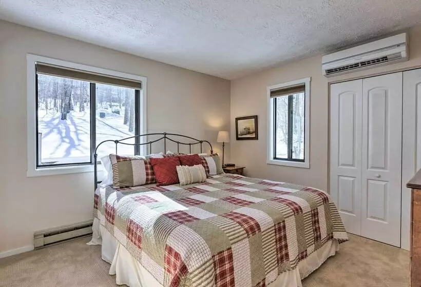 Bright Wintergreen Resort Home; Deck & Grill!