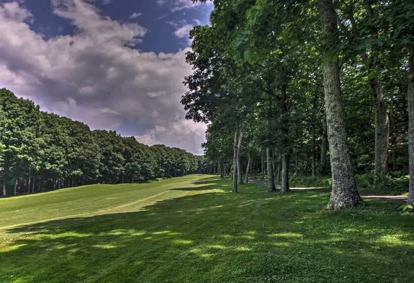 Bright Wintergreen Resort Home; Deck & Grill!