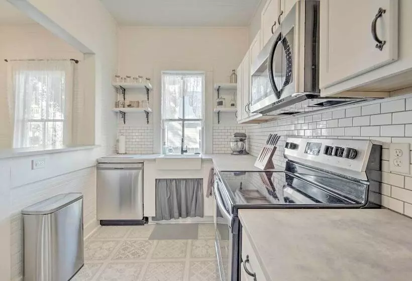 Charming 100 Year Old Home < 1 Mi To Downtown