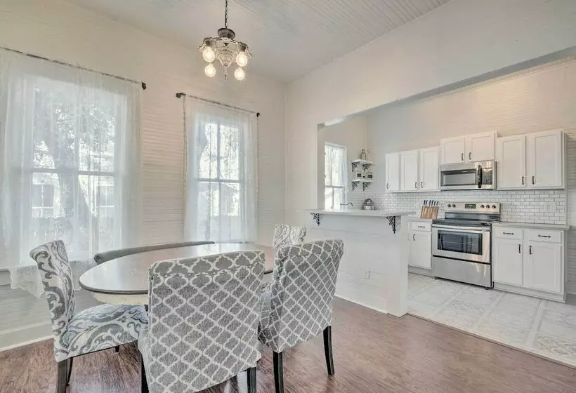 Charming 100 Year Old Home < 1 Mi To Downtown