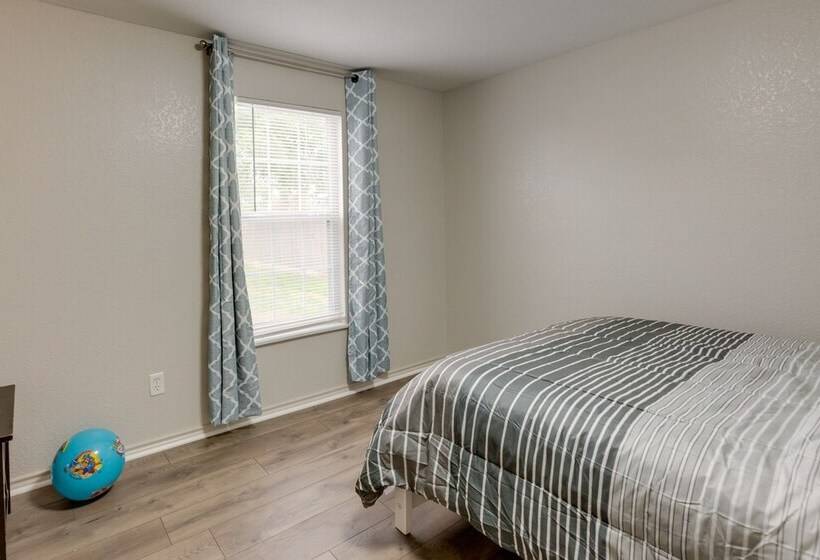 Corpus Christi Home W/ Yard < 1 Mi To Beach!