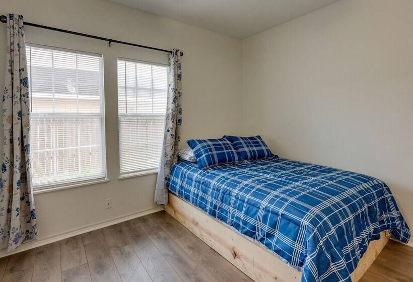 Corpus Christi Home W/ Yard < 1 Mi To Beach!