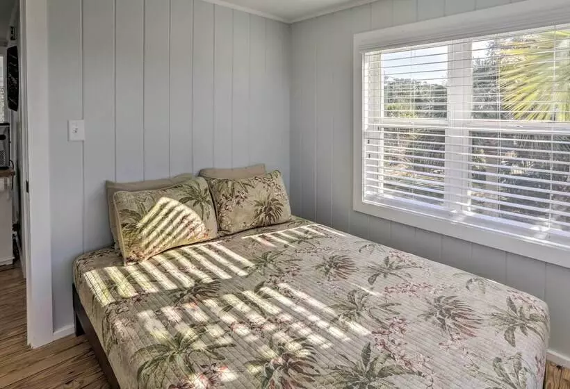 Cozy Waterfront  Island House  On Live Oak Island!