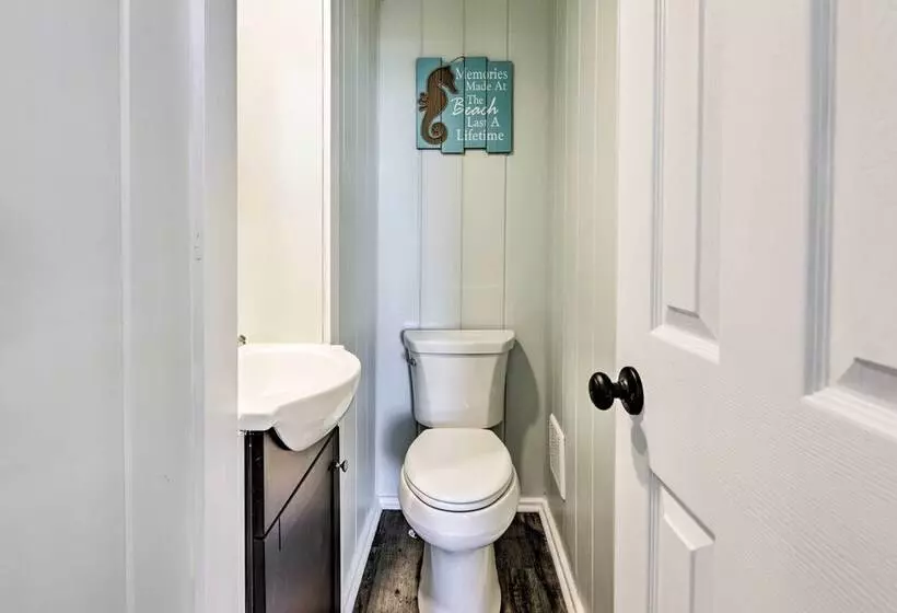 Cozy Waterfront  Island House  On Live Oak Island!