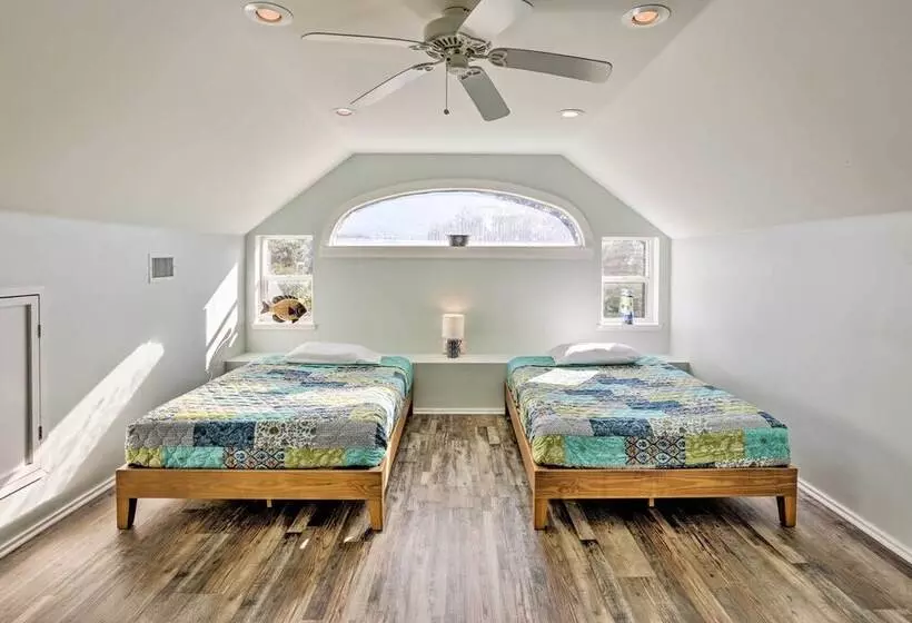 Cozy Waterfront  Island House  On Live Oak Island!