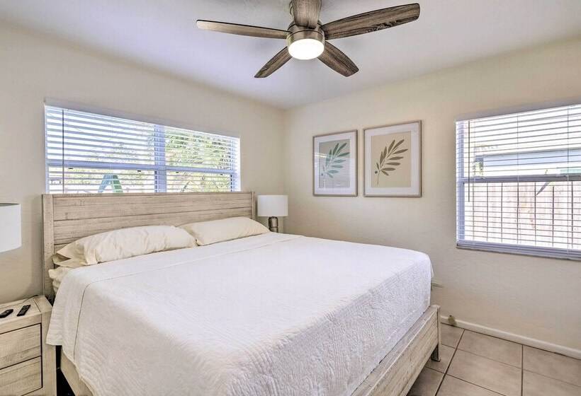 Cute & Cozy Florida Duplex: Walk To Beaches!