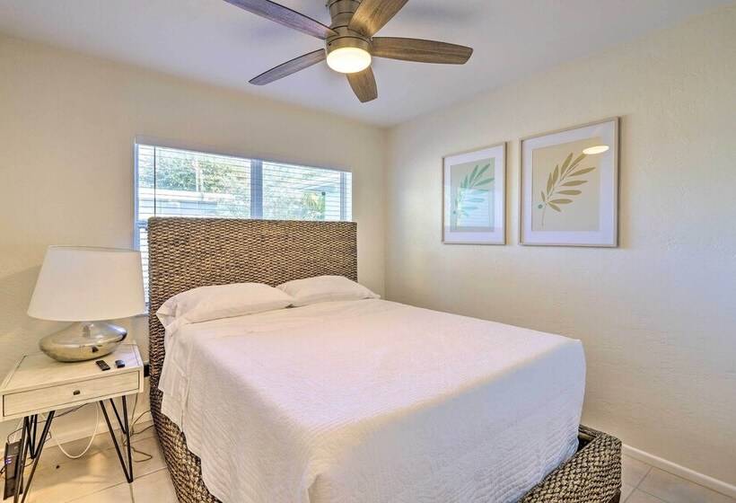 Cute & Cozy Florida Duplex: Walk To Beaches!