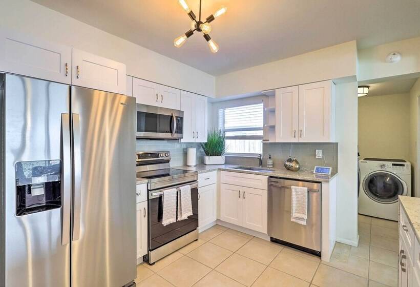 Cute & Cozy Florida Duplex: Walk To Beaches!