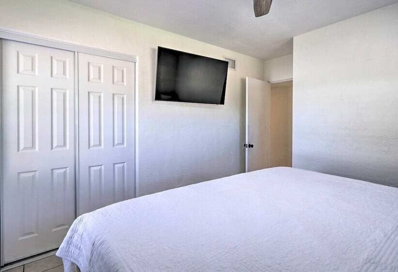 Cute & Cozy Florida Duplex: Walk To Beaches!