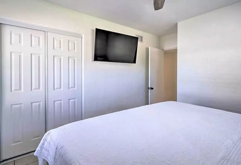 Cute & Cozy Florida Duplex: Walk To Beaches!