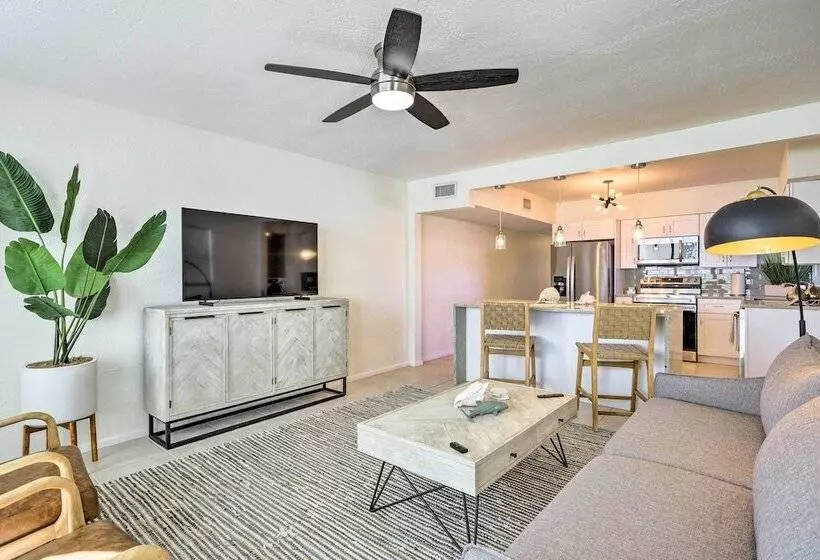 Cute & Cozy Florida Duplex: Walk To Beaches!